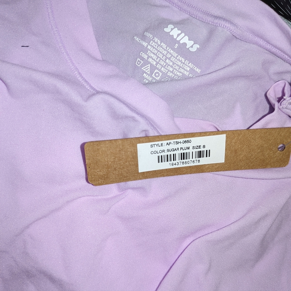 NWT SKIMS FITS EVERYBODY LONG SLEEVE TSHIRT IN SUGAR PLUM - Picture 4 of 4